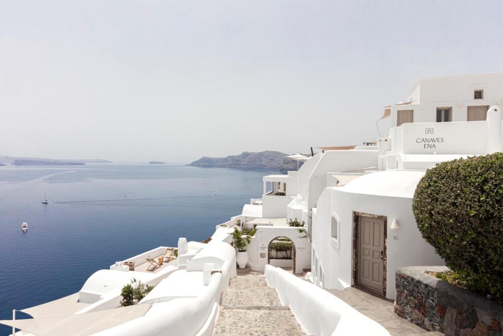 boutique hotels in Oia