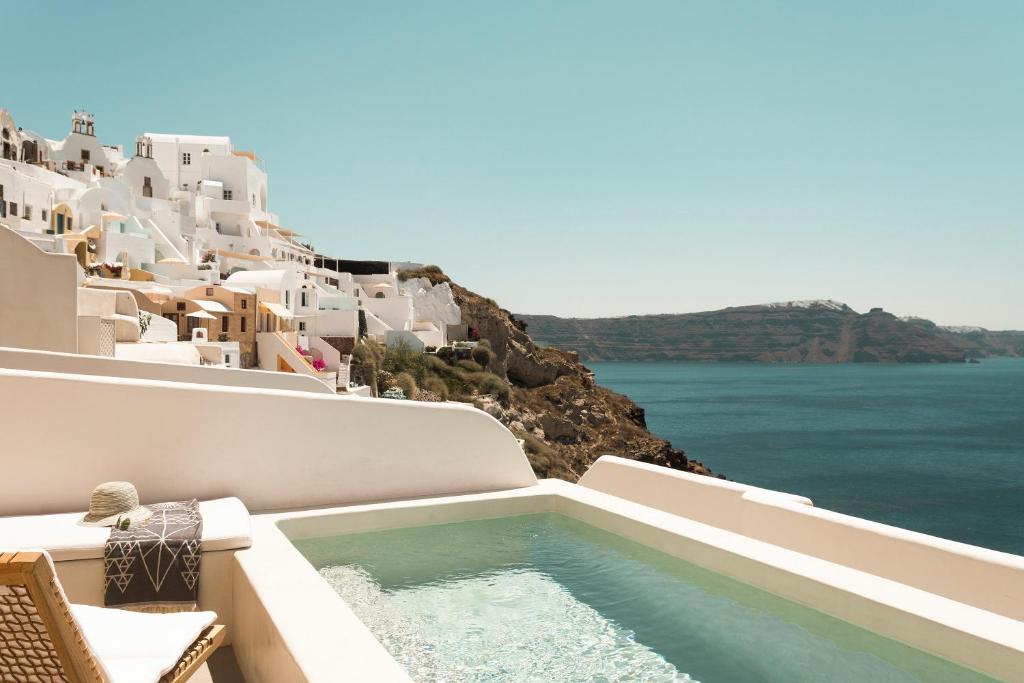 boutique hotels in Oia