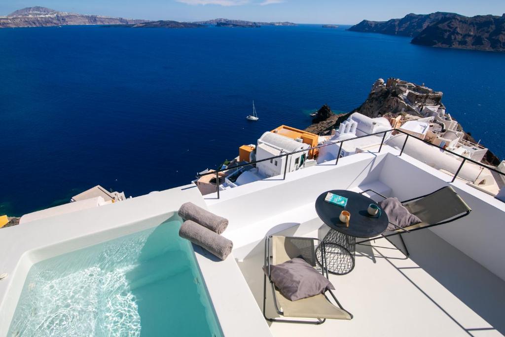 boutique hotels in Oia